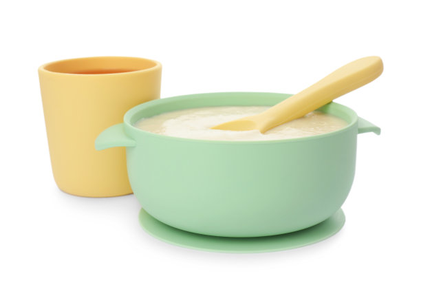 健康的婴儿食品在碗和饮料在白色背景图片下载