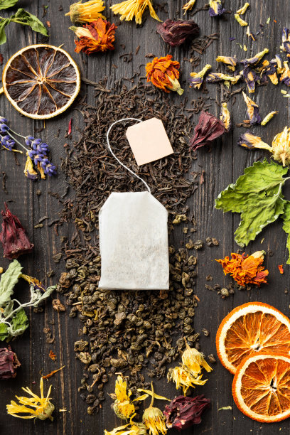 干绿茶和红茶，茶包，花茶在一个黑暗的背景顶部视图特写。图片下载