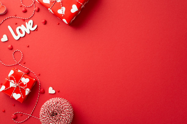 情人节的概念。顶视图照片的礼物盒铭文爱线心和洒在孤立的红色背景与复制空间图片下载