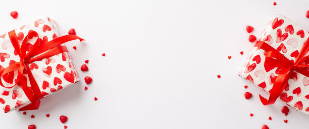 情人节的概念。俯视图照片的两个礼盒包装与心形图案和洒水在孤立的白色背景与空白图片下载