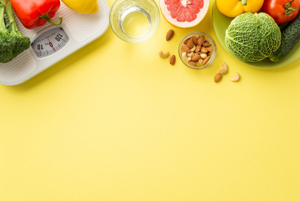 排毒的概念。顶部视图照片盘子与水果和蔬菜杏仁腰果玻璃水和鳞片在孤立的淡黄色背景与复制空间图片下载