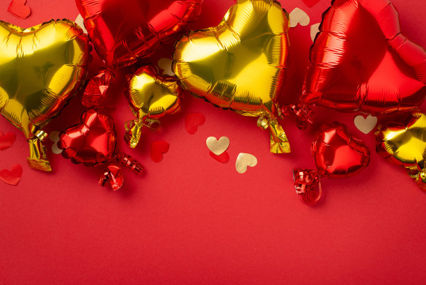 情人节装饰概念。顶部视图照片的时尚心形气球和五彩纸屑孤立的红色背景图片下载