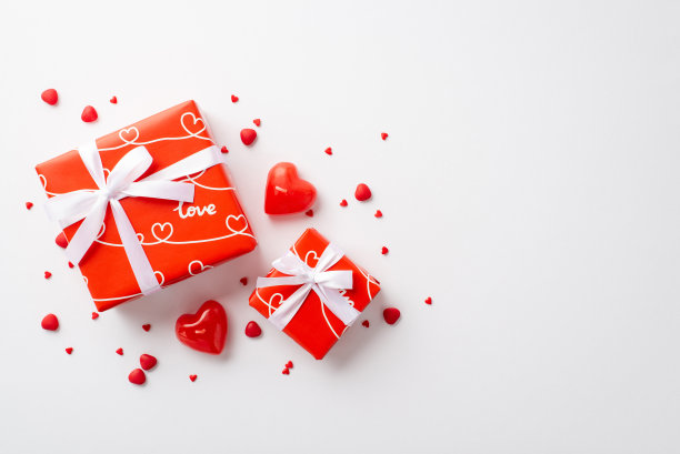 情人节的概念。潮流礼盒与缎带蝴蝶结心形蜡烛和洒在孤立的白色背景的俯视图照片图片下载