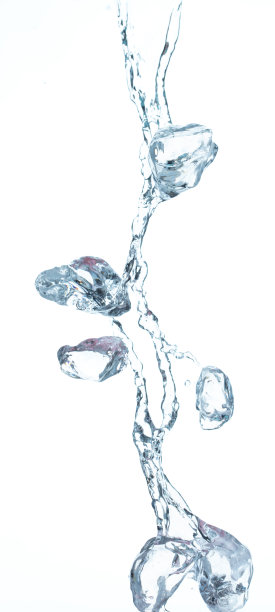 冰块爆炸飞舞，晶莹剔透的冰波飘浮，落在空中。冰砖块状的冰块是冻水健渴。白色背景隔离高速快门，定格动作图片下载