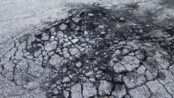 沥青路面有裂缝。损坏和破碎。图片下载