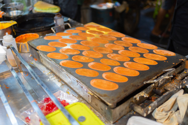 庙会上的泰国街头小吃，曼谷的夜市。亚洲零售商店。在泰国旅行。图片下载