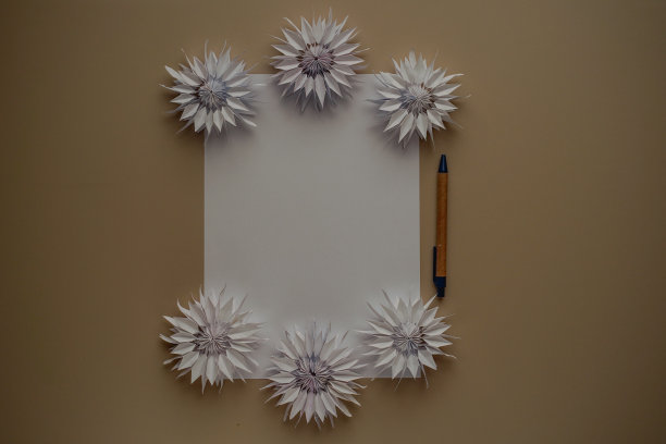 祝贺或祝福的空间。白纸带复制空间的文字，笔，6个折纸特写俯视图DIY米色背景。新年圣诞装饰。模糊的背景图片下载