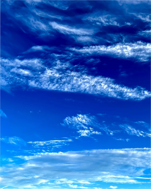 蓝天白云，意大利南部卡拉布里亚。美丽的蓝天。图片的桌面电脑，电话或平板电脑图片下载