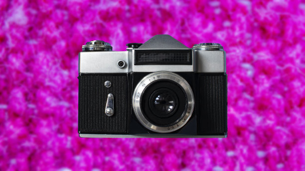 彩色背景上的复古相机。照片相机创意概念背景。旅游，度假和摄影概念图片下载