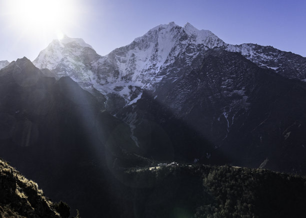 徒步前往珠峰大本营，清晨的阳光照射着腾波切寺。图片下载
