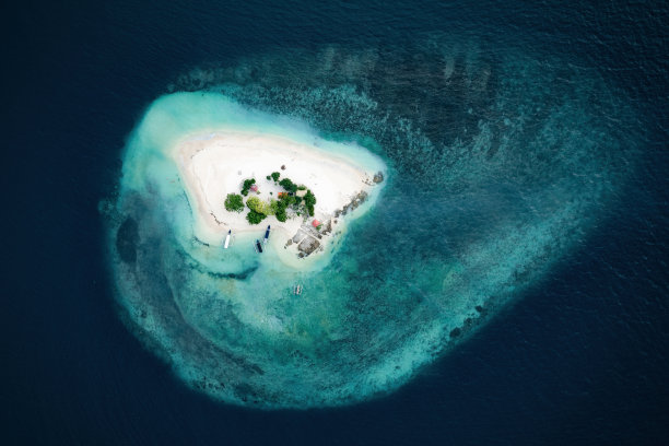 从上面看，Gili Kedis令人惊叹的鸟瞰图，美丽的白色沙滩沐浴在蓝绿色和清澈的海水中。Gili Kedis是印度尼西亚龙目岛南部的一个小岛。图片下载