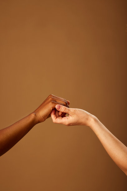 裁剪的照片，一个多元文化的女孩触摸彼此的手。图片下载