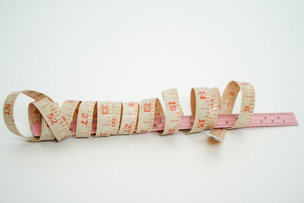 卷尺隔离在白色背景上。图片下载