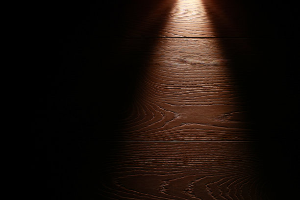 来自闪光灯的强光源照射在黑暗的地板上。表面与复制空间。停电。电力系统崩溃。手电筒和黑暗中的一束光。图片下载