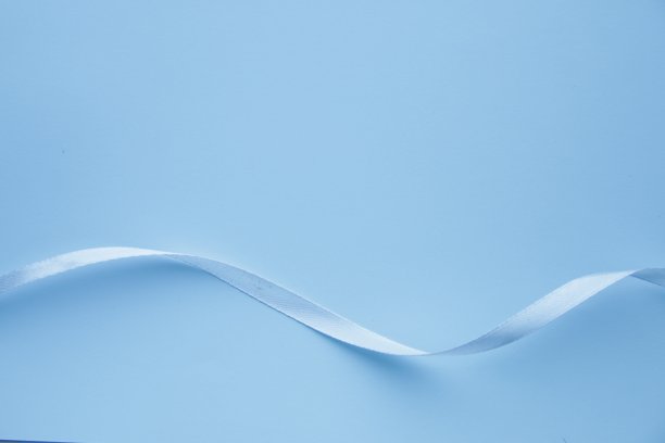 蓝色背景上的蓝丝带。一张卡片的背景。蓝色背景。图片下载