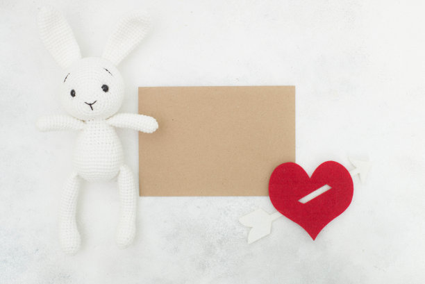 白色针织兔子，红心和信封复制空间。图片下载