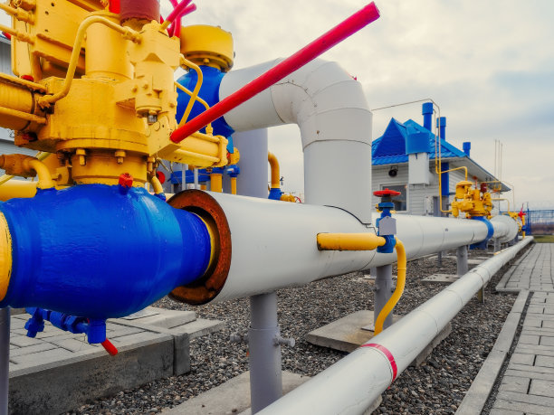 配气站。压缩站的管道、阀门及设备。工业设施类型。工业背景。天然气供应商。图片下载