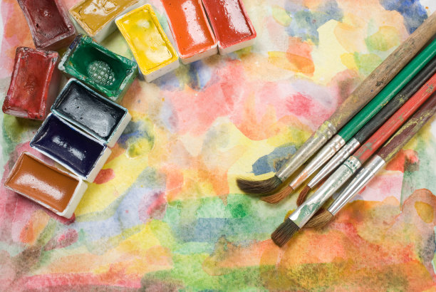 水彩调色板和画笔图片下载