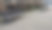木长椅的镶板下面是一个矩形的混凝土防刮米黄色小径，游客的鞋子开花浪漫的花坛和石墙日本银草，图片下载
