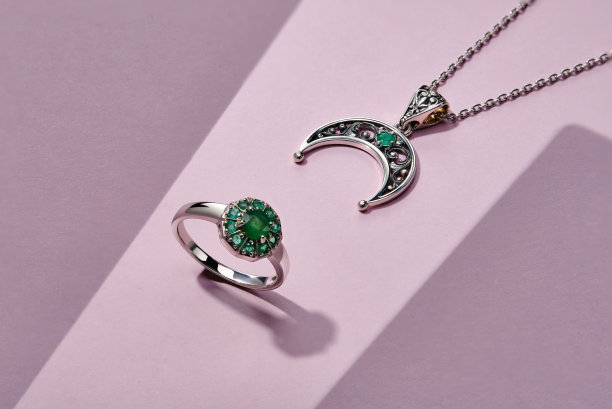 优雅的珠宝套装。镶有宝石的首饰。珠宝配件拼贴。产品静物概念。戒指、项链和耳环。图片下载