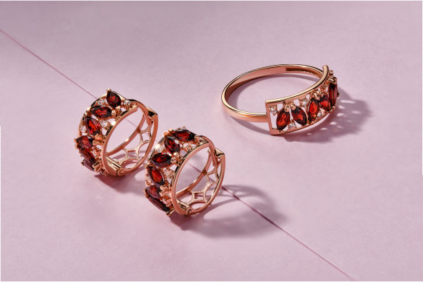 优雅的珠宝套装。镶有宝石的首饰。珠宝配件拼贴。产品静物概念。戒指、项链和耳环。图片下载