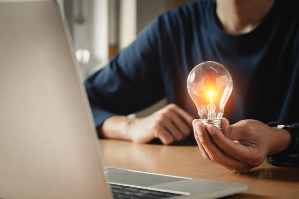 接近手选择灯泡或灯与明亮的人力资源或领导和创意思维，想法，动机或愿景和知识学习。图片下载