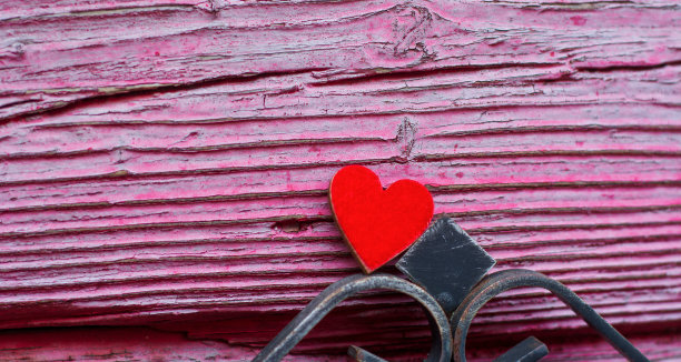 粉红色的木门上有一颗红心图片下载