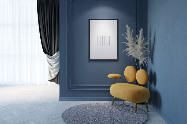 黑色经典的室内装饰，蓝色的墙上有装饰物，上面有发光的垂直海报，原始的橙色沙发后面有羽毛，镶木地板上有圆形地毯，背景是窗帘。图片下载