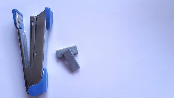 小小的蓝色订书机和订书钉图片下载