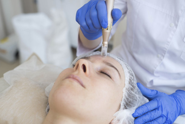 年轻化面部护理。模特正在SPA美容院接受举重治疗。去角质，刺激和补水。图片下载