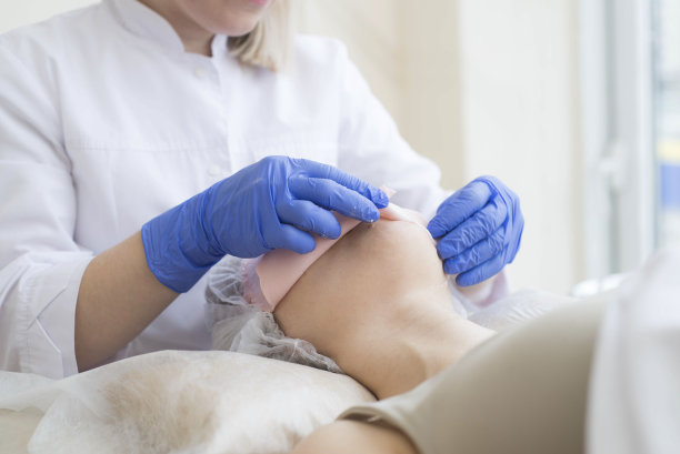 美容师在水疗中心从模特身上取下面具。图片下载