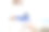 图为，美容师正在用手机拍摄水疗沙龙里的病人。图片下载
