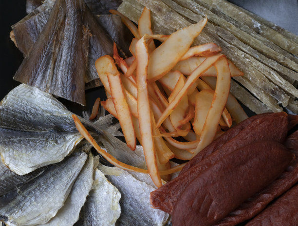 干海鲜混合鱿鱼，金枪鱼，鳕鱼，黄小须鱼在盘子顶部视图。特写镜头。图片下载