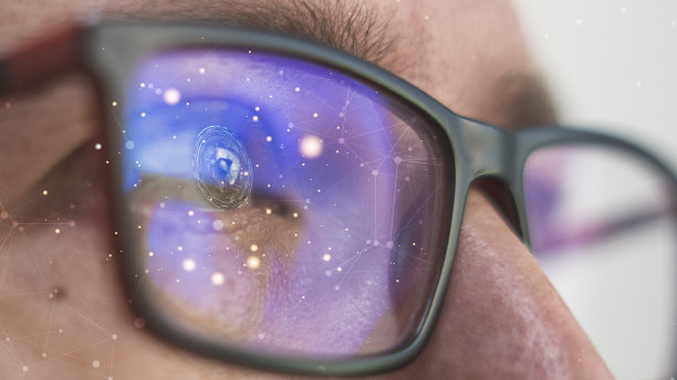 一名男子戴着高清晰度隐形眼镜的微距镜头。图片下载