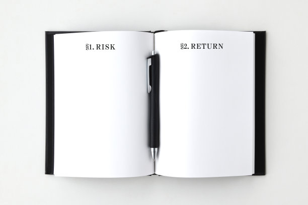 书页上有RISK和RETURN字样图片下载