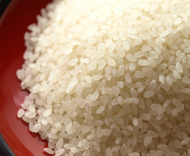 木盘上的米粒。图片下载