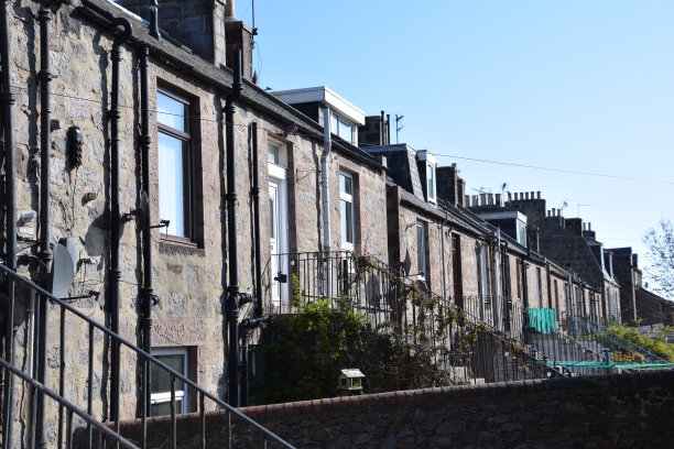 一排花岗岩房屋图片下载