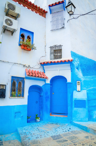 美丽的蓝色麦地那街道在城市舍夫沙万，摩洛哥，非洲。图片下载