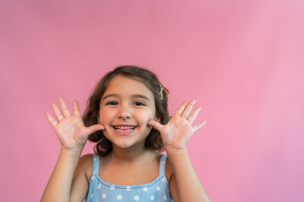 在工作室拍摄的一个女孩做鬼脸的肖像图片下载