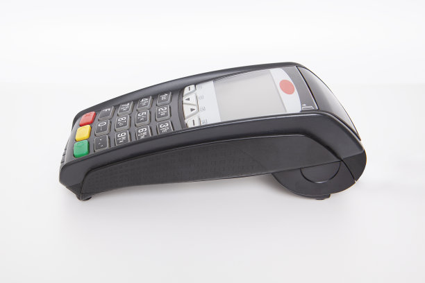 白色背景的信用卡读卡器。客户使用信用卡进行无线或非接触式付款。图片下载