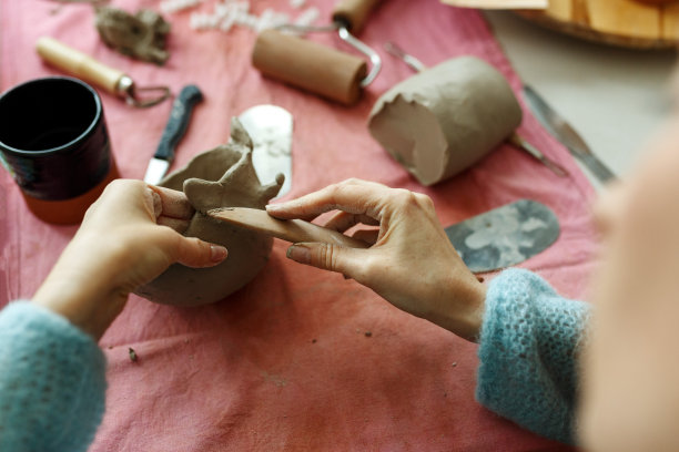 成年陶工大师在桌子上用乐器制作陶土杯。俯视图，特写，只能用手。艺术和商业，爱好和自由职业者的概念图片下载