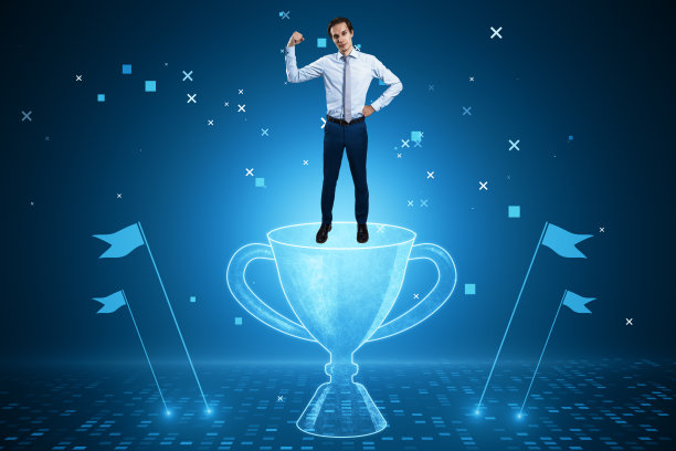 迷人的年轻欧洲商人炫耀肌肉发光的赢家杯全息图在模糊的蓝色散景背景。未来冠军奖杯杯在发光低多边形风格。赢家与冠军，成功理念。图片下载
