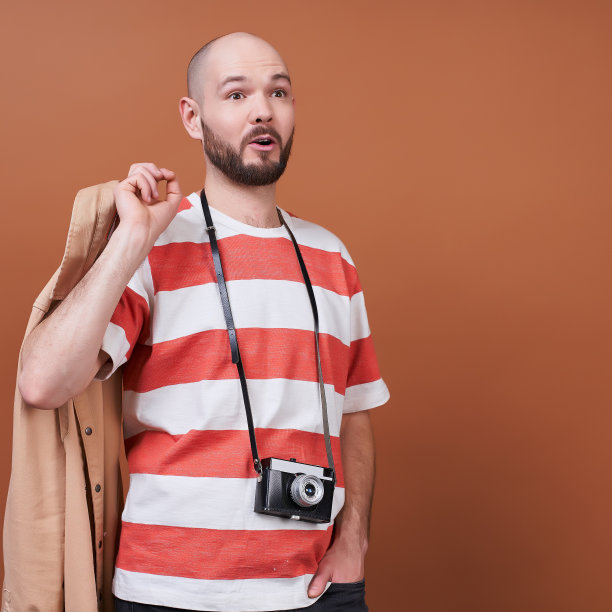 惊喜的年轻人，游客，带着相机。图片下载