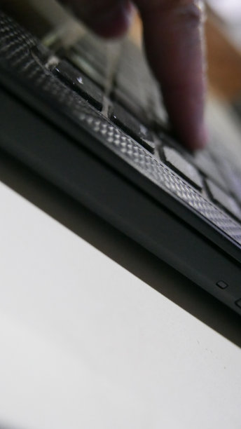 笔记本电脑:在键盘上打字的人图片下载