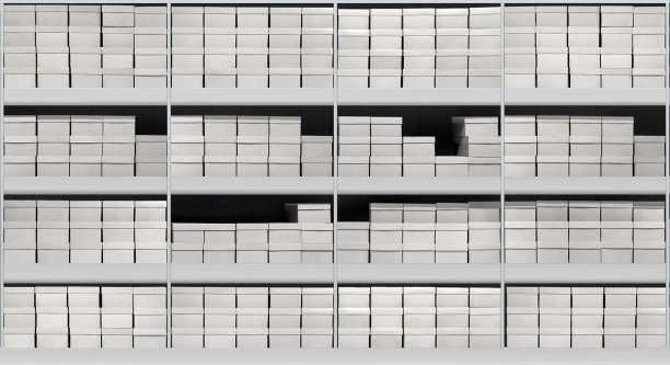 鞋店货架上的鞋盒图片下载