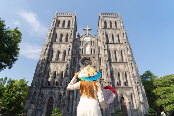 亚洲越南妇女女孩的肖像在圣约瑟夫大教堂教堂旅行在河内城市城镇，越南。人们的生活方式。图片下载