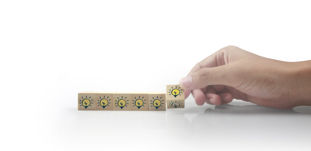 木块在手中的空间和文字决定图片下载