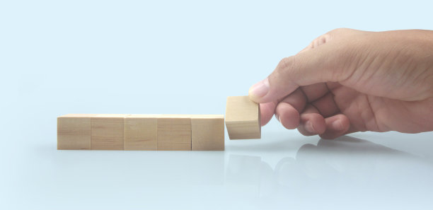 木块在手中的空间和文字决定图片下载