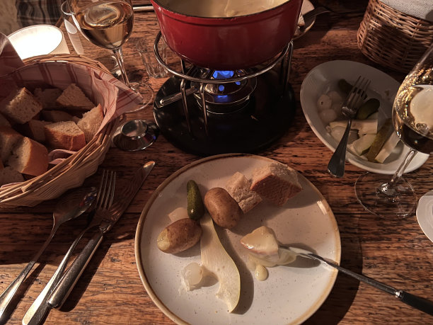 fondue Fonduta -瑞士融化的奶酪白葡萄酒大蒜樱桃白兰地面包片叉子-混合-泡菜图片下载