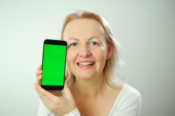 色度键电话女子享受移动通信和现代技术的姿势白色背景点远离免费空间为您的广告内容文字广告名片图片下载